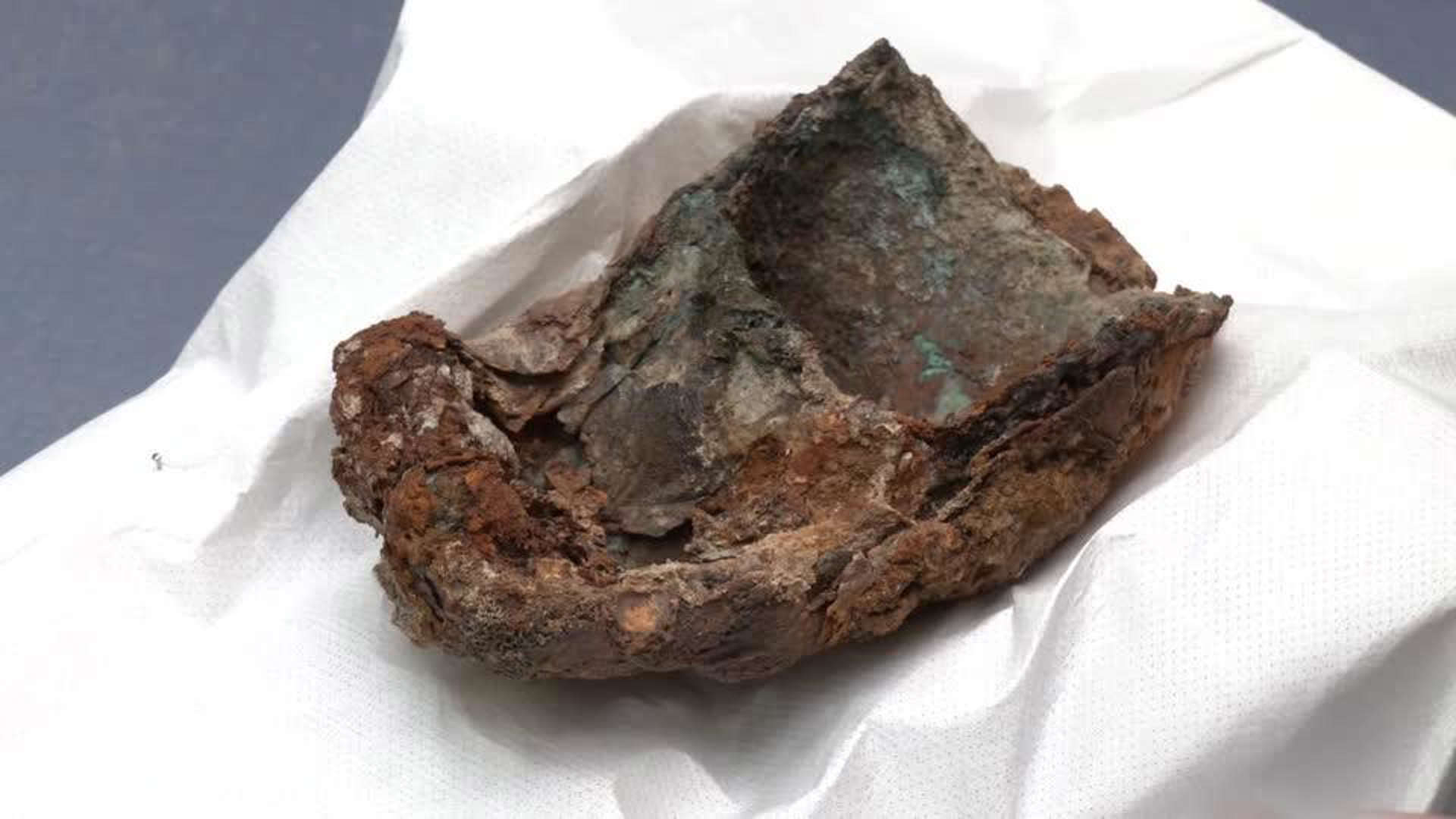 นักโบราณคดีขุดพบ “มือเทียม” อายุ 500 ปีในเยอรมนี